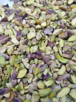 حبات الصنوبر والجوز