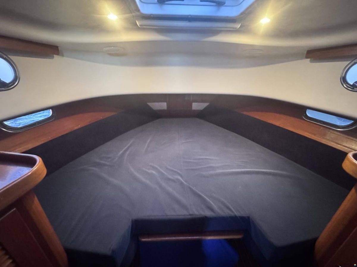 solid 2004 Nimbus 33 Nova Coupé straight 2